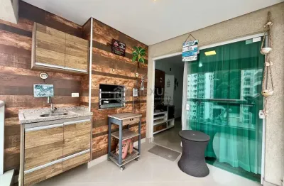 Apartamento reformado com varanda gourmet e lazer na quadra mar da praia das pitangueiras, guaruja