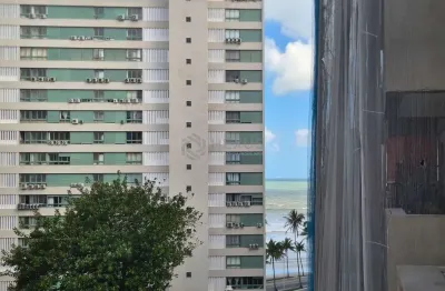Apartamento com varanda e lazer na quadra mar da praia das pitangueiras, guaruja