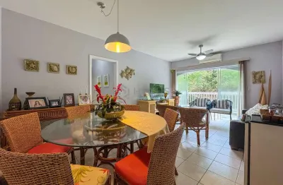 Apartamento reformado com varanda na quadra mar da praia das pitangueiras, guaruja