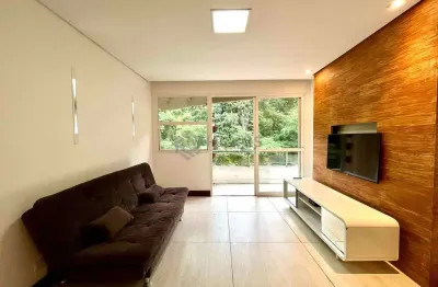 Apartamento reformado com varanda na quadra-mar da praia das pitangueiras, guaruja