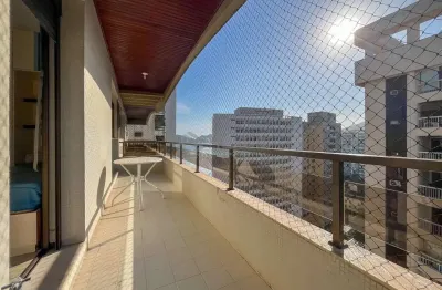 Apartamento com varanda e vista mar na quadra mar da praia das pitangueiras, guaruja