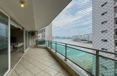 Apartamento com varanda e vista mar na quadra-mar da praia das pitangueiras, guaruja
