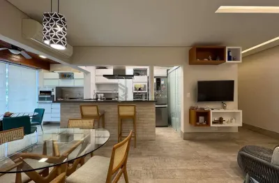 Apartamento reformado com varanda e lazer a uma quadra da praia das pitangueiras, guaruja