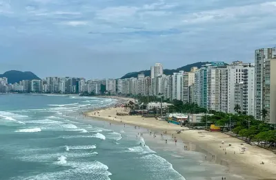Apartamento com varanda e vista mar na quadra mar da praia das pitangueiras, guaruja