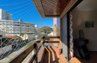 Apartamento com varanda e vista livre a duas quadras da praia do tombo, guaruja