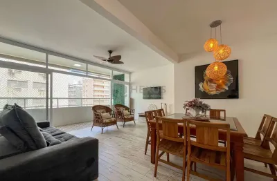 Apartamento reformado com varanda e vista mar na quadra mar da praia das pitangueiras, guaruja