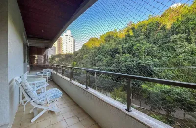 Apartamento com varanda na quadra mar da praia das pitangueiras, guaruja