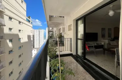 Apartamento com varanda, vista mar e lazer a uma quadra da Praia das Pitangueiras, Guaruja