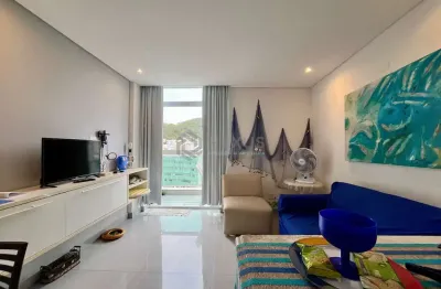 Apartamento reformado com varanda e vista mar na quadra-mar da praia das pitangueiras, guaruja