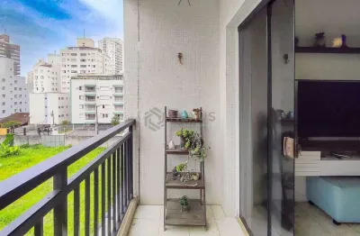 Apartamento reformado com varanda a venda na praia das Asturias, Guaruja