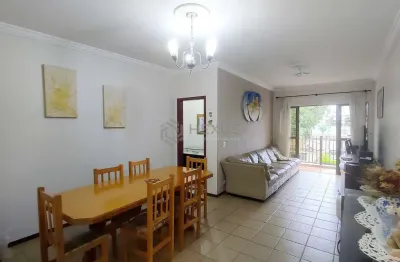 Apartamento com varanda, lazer, piscina e churrasqueira a uma quadra da praia do tombo, guaruja