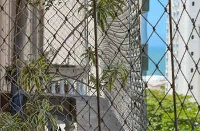 Apartamento com varanda e vista mar a uma quadra da praia das pitangueiras, guaruja.