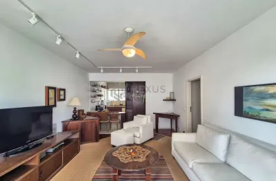 Apartamento com varanda a duas quadras da praia das pitangueiras, guaruja