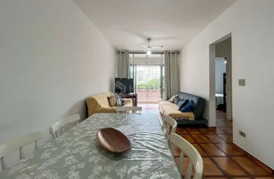 Apartamento com varanda a uma quadra da praia das pitangueiras, guaruja