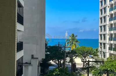 Apartamento com varanda e vista mar na quadra mar da praia das pitangueiras, guaruja