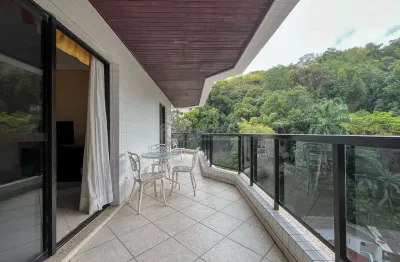 Apartamento com varanda e lazer na praia das pitangueiras, guaruja