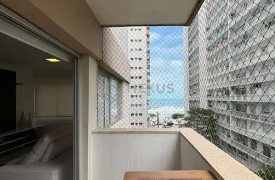 Apartamento com varanda e vista mar na quadra mar da praia das pitangueiras, guaruja