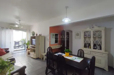 Apartamento reformado com varanda a uma quadra da praia do tombo, guaruja