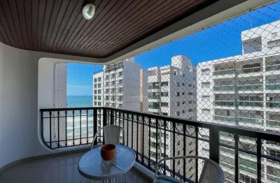 Apartamento com varanda e vista mar na quadra mar da Praia das Pitangueiras, Guaruja
