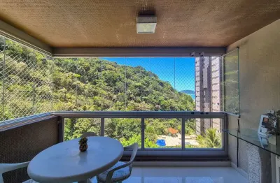 Apartamento com varanda e lazer na quadra mar da praia das pitangueiras, guaruja