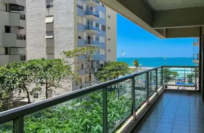 Apartamento com varanda e vista mar na quadra mar da praia das pitangueiras, guaruja