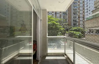 Apartamento com varanda na quadra mar da praia das pitangueiras, guaruja