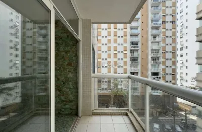 Apartamento com varanda na quadra mar da praia das pitangueiras, guaruja