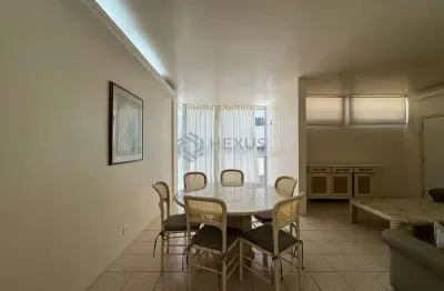 Apartamento com varanda na quadra mar da praia das pitangueiras, guaruja