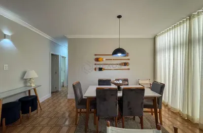 Apartamento reformado com varanda na quadra mar da praia das pitangueiras, guaruja