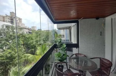 Apartamento reformado com varanda na praia da enseada, guaruja