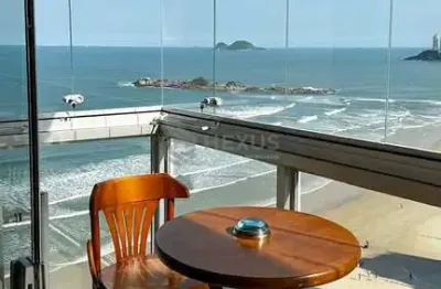 Apartamento reformado frente mar com varanda na praia das pitangueiras, guaruja