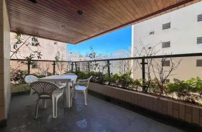 Apartamento com varanda a duas quadras da praia das pitangueiras, guaruja