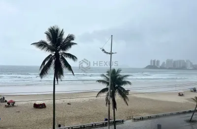 Apartamento reformado frente mar com varanda na praia das pitangueiras, guaruja