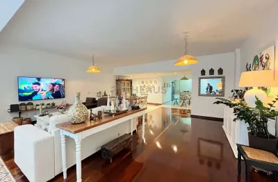 Apartamento reformado com vista mar na quadra mar da praia das pitangueira, guaruja