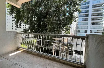 Apartamento frente rua com varanda e vista livre na praia das pitangueiras, guaruja