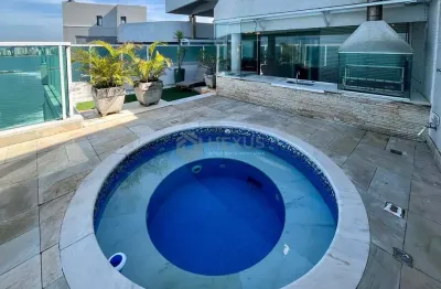 Cobertura frente mar com piscina e área gourmet na praia das pitangueiras, guaruja
