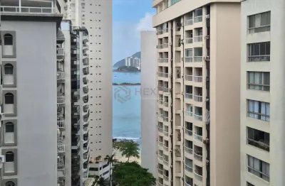 Apartamento reformado com varanda e vista mar na quadra mar da praia das pitangueiras, guaruja