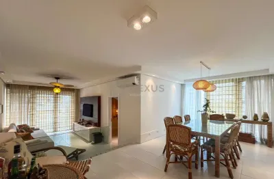 Apartamento com varanda e vista mar na quadra mar da praia das pitangueiras, guaruja