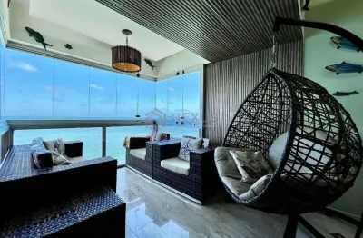 Apartamento reformado frente mar com varanda gourmet na praia das pitangueiras, guaruja