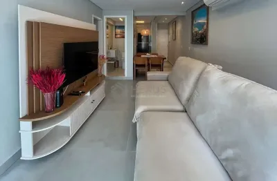 Apartamento reformado com varanda na quadra mar da praia das pitangueiras, guaruja