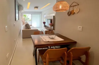 Apartamento reformado com varanda na quadra mar da Praia das Pitangueiras, Guaruja