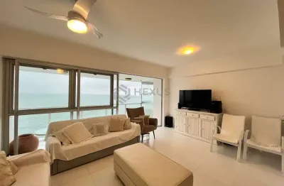Apartamento reformado frente mar com varanda na praia das pitangueiras, guaruja