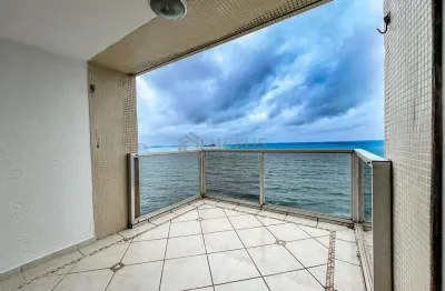 Apartamento frente mar reformado com varanda na praia das pitangueiras, guaruja