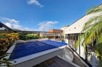 Cobertura duplex reformada com piscina, churrasqueira e vista mar na praia das asturias, guaruja