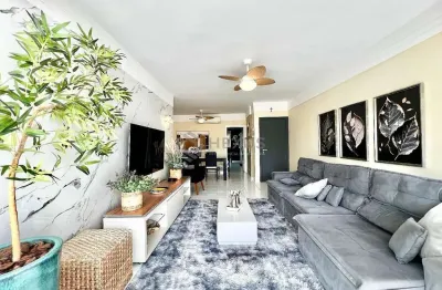 Apartamento reformado com varanda e lazer na quadra mar da praia das pitangueiras, guaruja