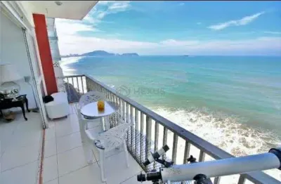 Apartamento frente mar reformado com varanda na praia das pitangueiras, guaruja