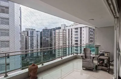 Apartamento com varanda e vista mar na beira mar da praia das pitangueiras, guaruja