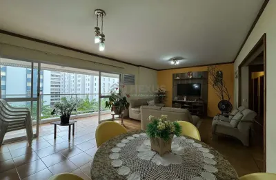 Apartamento reformado com varanda, vista mar e lazer na quadra mar da praia das pitangueiras, guaru