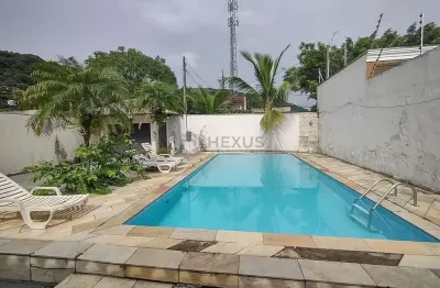 Casa com piscina e churrasqueira na praia do pernambuco, guaruja