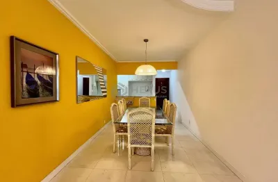 Apartamento com varanda e despesas baixas na praia das pitangueiras, guaruja